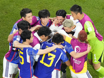 Japonskí futbalisti sa tešia z druhého gólu