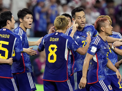 hráči Japonska oslavujú gól
