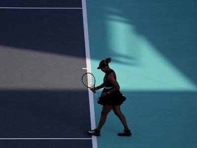 Na snímke japonská tenistka Naomi Osaková reaguje v zápase proti Američanke Danielle Collinsovej v 1. kole ženskej dvojhry na turnaji WTA v Abú Zabí