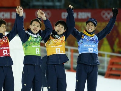 Japonci majú bronz v skokoch na lyžiach.