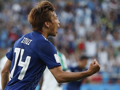 Takashi Inui oslavuje gól