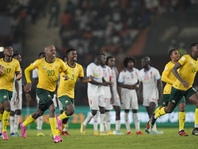 Hráči Juhoafrickej republiky a ich radosť po víťaznej penalte
