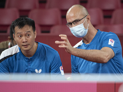 Na snímke vľavo slovenský stolný tenista Wang Jang a vpravo tréner Jaromír Truksa