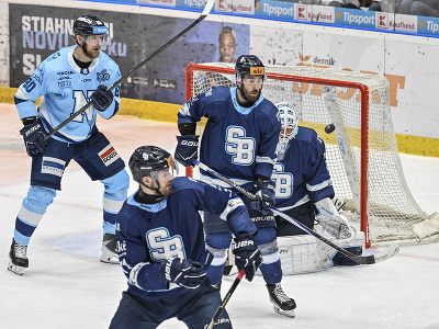 Jaroslav Janus v bráne HC Slovan Bratislava inkasuje gól