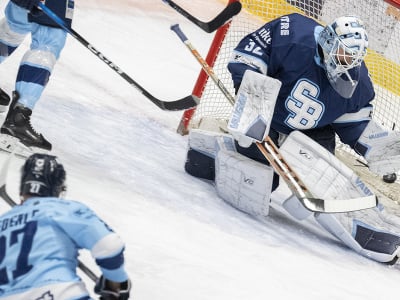 Hore brankár Jaroslav Janus (Slovan) a gól strieľa Sebastián Čederle (Nitra)
