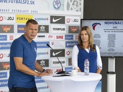 Na snímke vľavo tréner futbalovej reprezentácie SR do 21 rokov Jaroslav Kentoš počas tlačovej konferencie