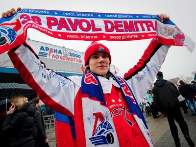 Fanúšik Lokomotivu Jaroslavľ s pamätným šálom