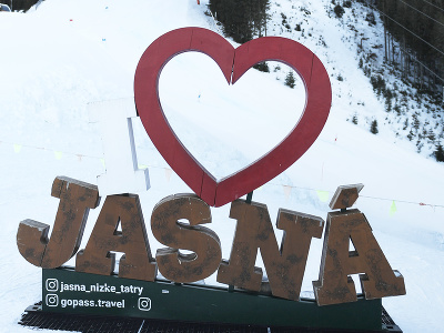 Na snímke nápis Jasná počas mediálneho dňa pred pretekmi Svetového pohára alpských lyžiarok v Jasnej vo štvrtok 11. januára 2024. Preteky sa uskutočnia koncom januára.