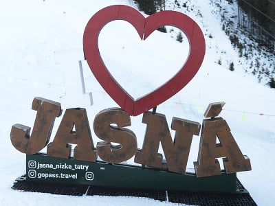 Na snímke nápis Jasná počas mediálneho dňa pred pretekmi Svetového pohára alpských lyžiarok v Jasnej vo štvrtok 11. januára 2024. Preteky sa uskutočnia koncom januára.