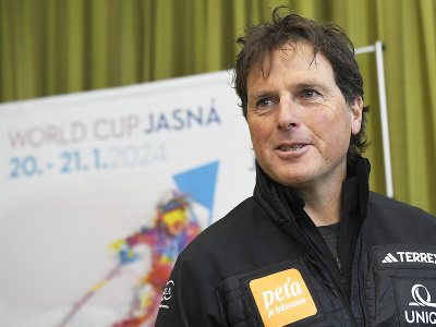 Na snímke Mauro Pini, tréner slovenskej reprezentantky v zjazdovom lyžovaní Petry Vlhovej, odpovedá na otázky počas tlačovej konferencie pred pretekmi Svetového pohára alpských lyžiarok vo Flachau a v Jasnej vo štvrtok 11. januára 2024