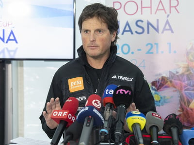 Tréner slovenskej lyžiarky Petry Vlhovej Mauro Pini počas brífingu s médiami o jej zdravotnom stave