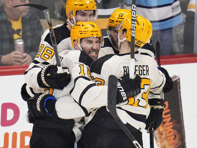 Hráč Jason Zucker (16) z Pittsburghu Penguins sa teší z gólu so spoluhráčmi