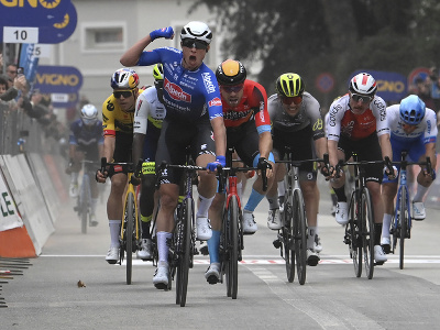 Belgičan Jasper Philipsen sa raduje z triumfu v 3. etape pretekov Tirreno - Adriatico