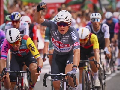 Jasper Philipsen oslavuje triumf