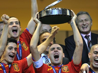 Kapitán Javi Rodriguez s trofejou
