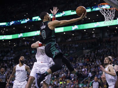 Hráč Bostonu Celtics Jayson Tatum (0) strieľa na kôš v zápase zámorskej basketbalovej NBA