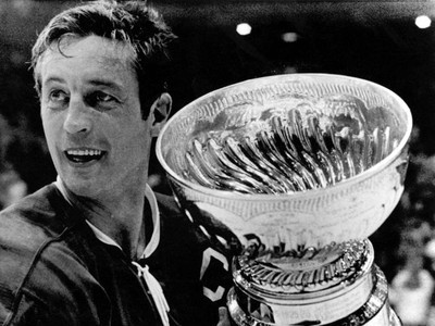Jean Beliveau sa teší z trofeje v roku 1971