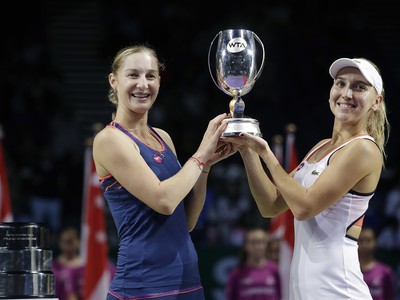Ruská dvojica Jekaterina Makarovová (vľavo) a Jelena Vesninová pózuje s trofejou na MS WTA Tour v Singapure