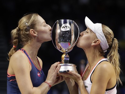 Ruská dvojica Jekaterina Makarovová (vľavo) a Jelena Vesninová pózuje s trofejou na MS WTA Tour v Singapure