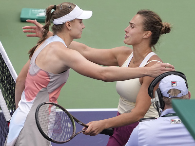 Jelena Rybakinová sa zdraví s Arynou Sabalenkovou po finále v Indian Wells