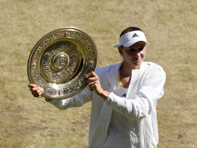 Jelena Rybakinová s trofejou za víťazstvo vo Wimbledone