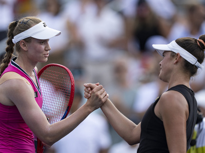 Pozápasové podanie rúk - zľava Jelena Rybakinová a Jennifer Bradyová