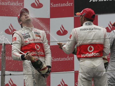 Jenson Button si užíva prvé miesto na VC Číny