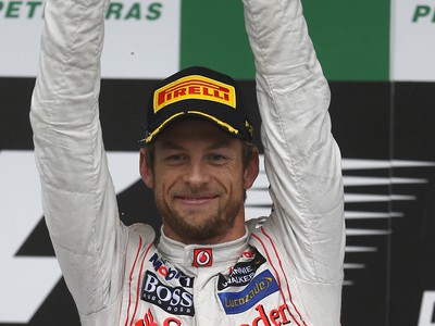 Jenson Button s trofejou pre víťaza
