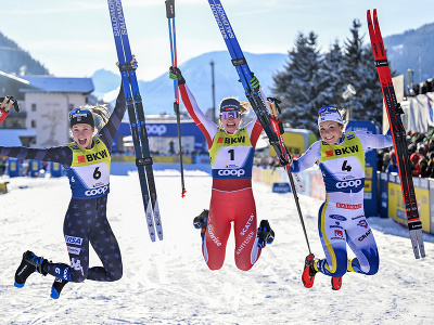 Švajčiarska bežkyňa na lyžiach Nadine Fähndrichová (uprostred) pózuje po triumfe v šprinte voľnou technikou na pretekoch Svetového pohára vo švajčiarskom Davose v sobotu 17. decembra 2022. Druhá skončila Američanka Jessica Digginsová (vľavo), tretia bola  Švédka Johanna Hagströmová (vpravo).