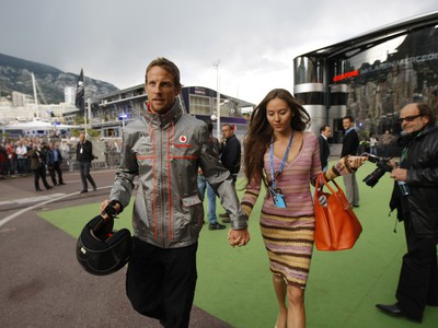 Jessica Michibita a Jenson Button pred jednou z veľkých cien