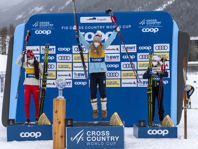 Americká bežkyňa na lyžiach Jessie Digginsová sa teší na pódiu zo zisku veľkého glóbusu za celkový triumf vo Svetovom pohári 