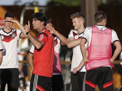 Tréner Joachim Löw (v strede) avizuje ofenzívny prejav Nemecka na svetovom šampionáte