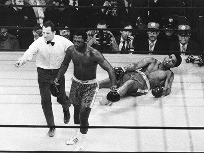 Joe Frazier poslal na zem Muhammada Aliho