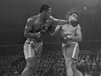 Joe Frazier knokautuje Muhammada Aliho