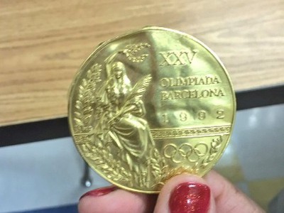 Mladá školáčka našla olympijské zlato v hromade smetí, následne ho odovzdala majiteľovi