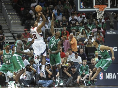 Joe Johnson strieľa kôš