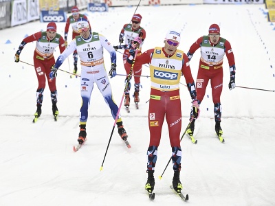 Nórsky bežec na lyžiach Johannes Hoesflot Kläbo (vpredu) víťazí v šprinte klasicky na podujatí Svetového pohára v behu na lyžiach vo fínskom Lahti