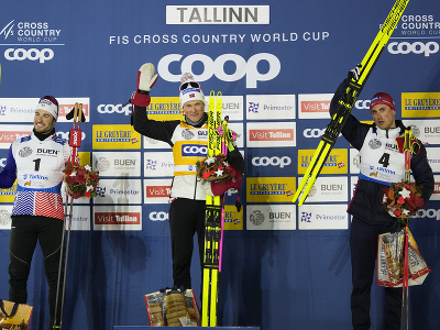 Na snímke uprostred nórsky lyžiar Johannes Hösflot Kläbo oslavuje na pódiu víťazstvo v šprinte mužov 