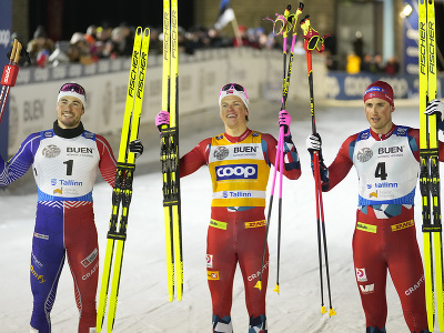Na snímke uprostred nórsky lyžiar Johannes Hösflot Kläbo oslavuje víťazstvo v šprinte mužov voľne v rámci Svetového pohára v behu na lyžiach v estónskom Talline
