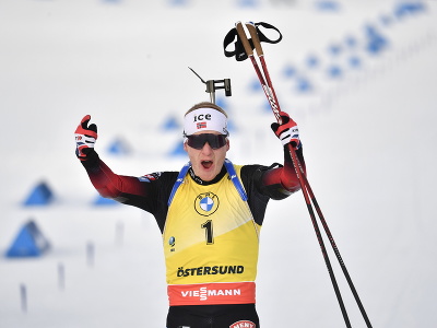 Nórsky biatlonista Johannes Thingnes Bö sa tretíkrát za sebou stal celkovým víťazom Svetového pohára