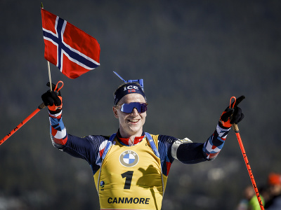Nórsky biatlonista Johannes Thingnes Bö víťazí v pretekoch Svetového pohára s hromadným štartom v kanadskom stredisku Canmore 