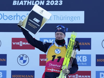 Nórsky biatlonista Johannes Thingnes Bö pózuje na pódiu po víťazstve vo vytrvalostných pretekoch mužov na 20 km na majstrovstvách sveta v biatlone.