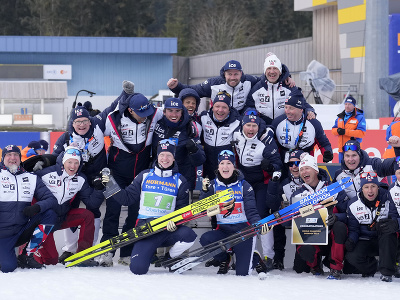 Nórski biatlonisti Marte Olsbuová Röiselandová (uprostred) a Johannes Thingnes Bö oslavujú so svojím tímom