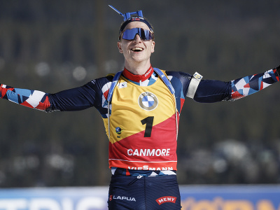 Nórsky biatlonista Johannes Thingnes Bö sa raduje v cieli po víťazstve v stíhacích pretekoch na 12,5 km v kanadskom Canmore 16. marca 2024.