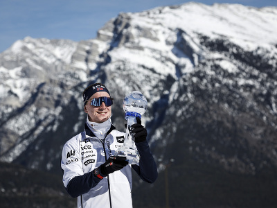 Nórsky biatlonista Johannes Thingnes Bö  pózuje s malým glóbusom za celkový triumf v hodnotení stíhacích pretekov Svetového pohára v biatlone mužov
