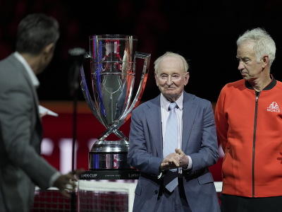 Tenisti Tímu sveta sa stali prvýkrát víťazmi Laver Cupu. Na snímke Rod Laver a John McEnroe