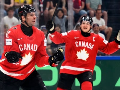 Kanadskí hokejisti John Tavares