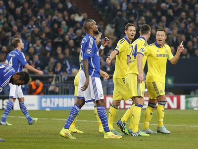 John Terry (vpravo) so spoluhráčmi oslavuje gól Chelsea
