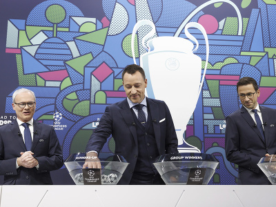 Komisár UEFA Giorgio Marchetti, legenda londýnskej Chelsea John Terry a riaditeľ pre klubové súťaže UEFA Tobias Hedstuck počas žrebu osemfinále Ligy majstrov