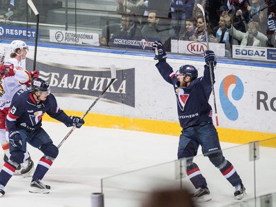 Sprava: Lukáš Kašpar a Václav Nedorost z HC Slovan Bratislava sa radujú z gólu